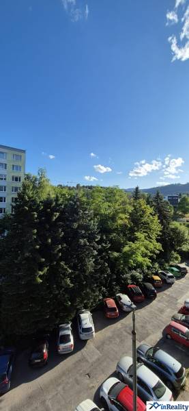 Parkplatz und Grünfläche an der Moskauer Straße in Banská Bystrica, neben einer 3-Zimmer-Wohnung.