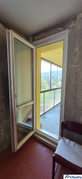 Ein verglaster Balkon mit Sofa in einer 3-Zimmer-Wohnung.