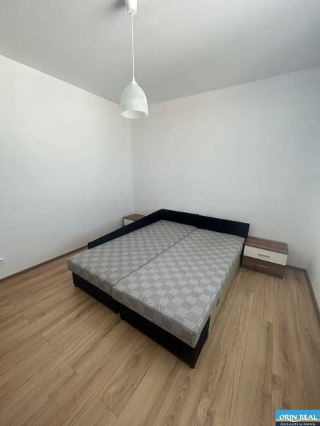 Schlafzimmer in einer 3-Zimmer-Wohnung mit Bett, Nachttischen und hängender Leuchte.