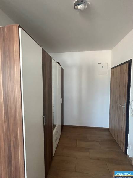 Der Flur mit dem Schrank und der Holztür in der 3-Zimmer-Wohnung.