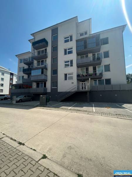 Ein fünfstöckiges Wohngebäude mit Treppenhaus und Parkplatz in der Slavomírova-Straße in Slovenský Grob.