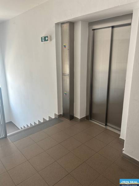 Treppenhaus und Aufzug in einer 3-Zimmer-Wohnung, saubere Räume mit Fliesen.