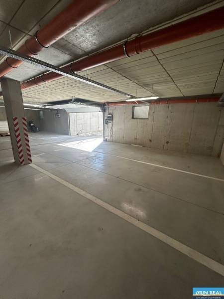 Parkplatz in der Tiefgarage einer 3-Zimmer-Wohnung mit Zufahrtsrampe.