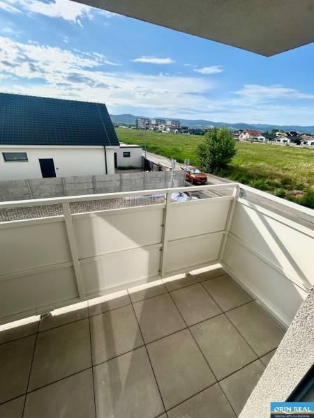 Balkon einer 3-Zimmer-Wohnung in der Dúhová-Straße in Slovenský Grob mit Blick auf die Umgebung.