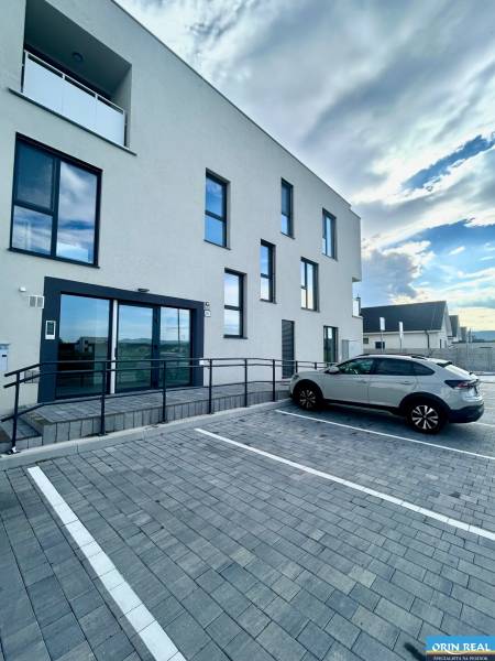 Exterieur einer 3-Zimmer-Wohnung in der Dúhová-Straße in Slovenský Grob mit Parkmöglichkeit.