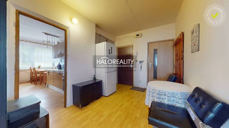 Innenraum einer 4-Zimmer-Wohnung, Küche mit Essbereich, Diele mit Kühlschrank.
