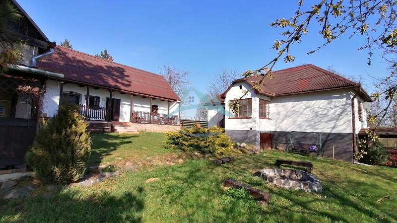 Ein Einfamilienhaus mit Garten und Feuerstelle im Hof, ideal zum Entspannen.