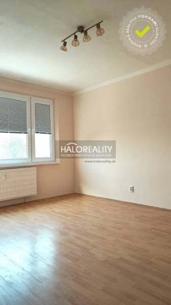 Helle Innenausstattung einer 4-Zimmer-Wohnung mit Laminatboden und großem Fenster.