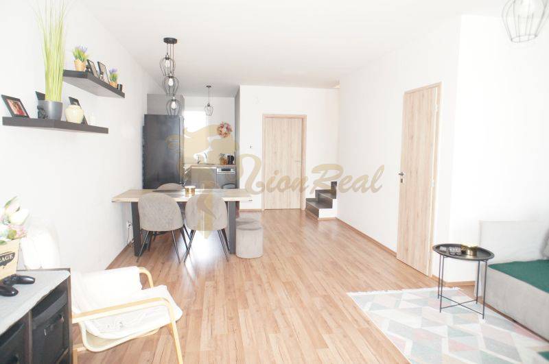 Wohnzimmer in einem Einfamilienhaus mit Holzboden und hellen Möbeln.