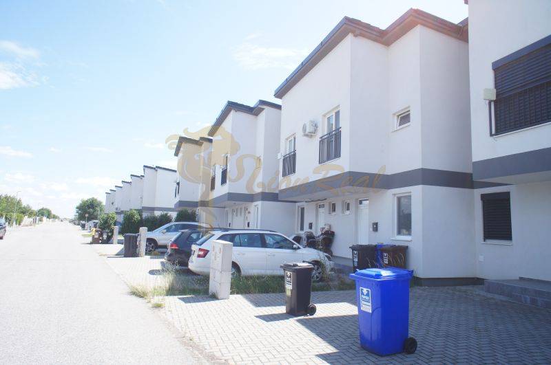 Reihenhäuser in der Platanová-Straße in Miloslavov mit Parkplätzen vor den Häusern.