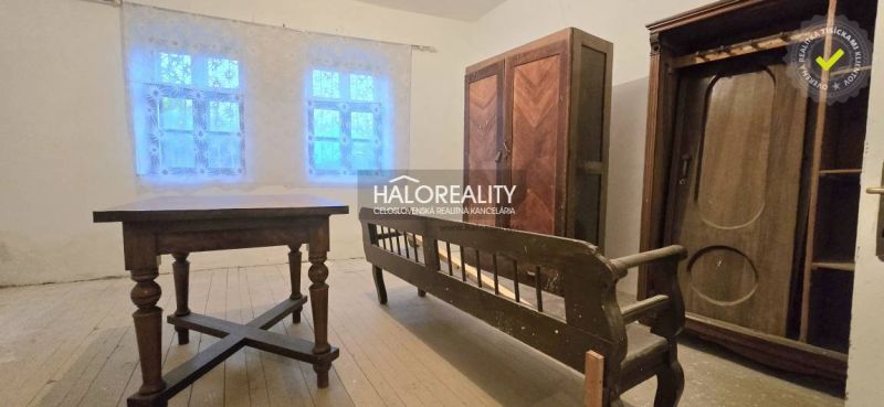 Ein Zimmer in einem Einfamilienhaus mit Holzmöbeln und Dekor.