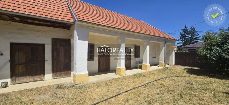 Ein Einfamilienhaus in Váhovce mit einem Sitzbereich im Hof und einem Schrägdach.