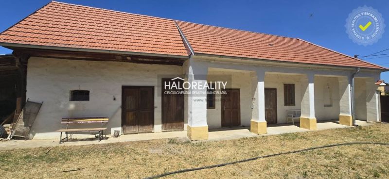 Ein Einfamilienhaus in Váhovce mit Satteldach und Garten auf einem sonnigen Grundstück.