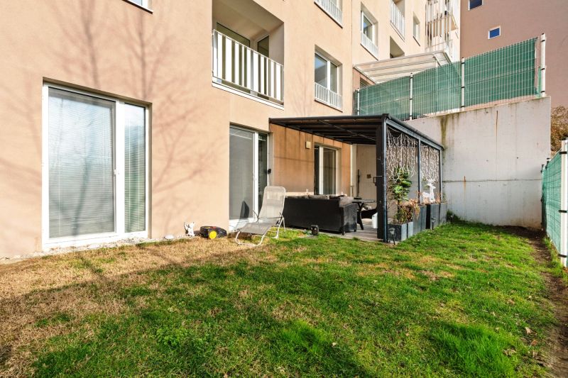 Garten mit Terrasse bei einem Wohnhaus in der Vukovarská-Straße, geeignet für eine 3-Zimmer-Wohnung.