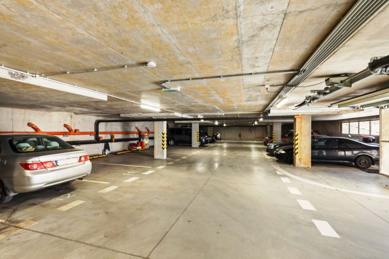 Betonierte Tiefgarage mit Parkplätzen in der Vukovarská-Straße.