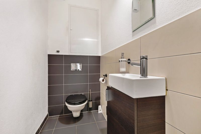 Badezimmer mit Waschbecken und Toilette, Fliesen an der Wand in einer 3-Zimmer-Wohnung in der Vukovarska-Straße.