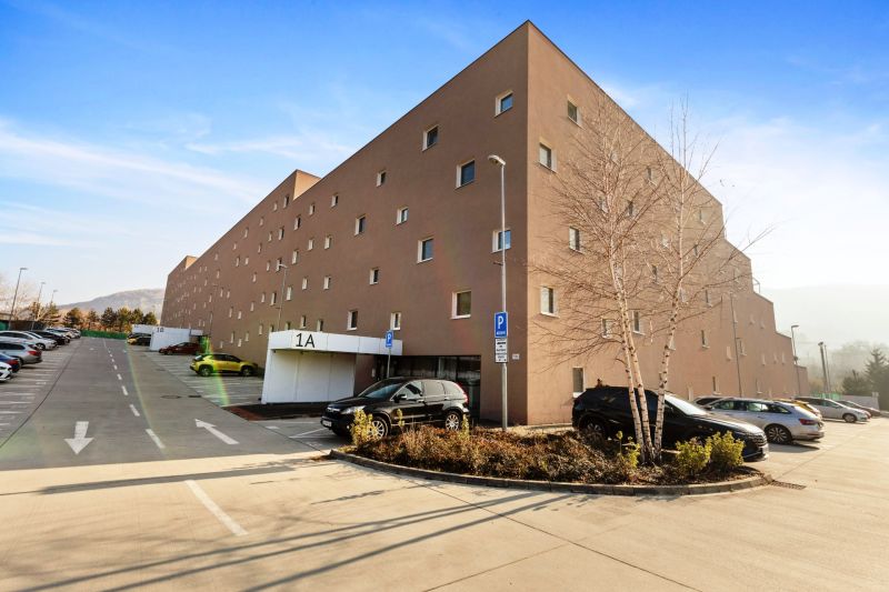 Parkplatz und ein braunes Gebäude in der Vukovarská-Straße in der Nähe einer Dreizimmerwohnung.