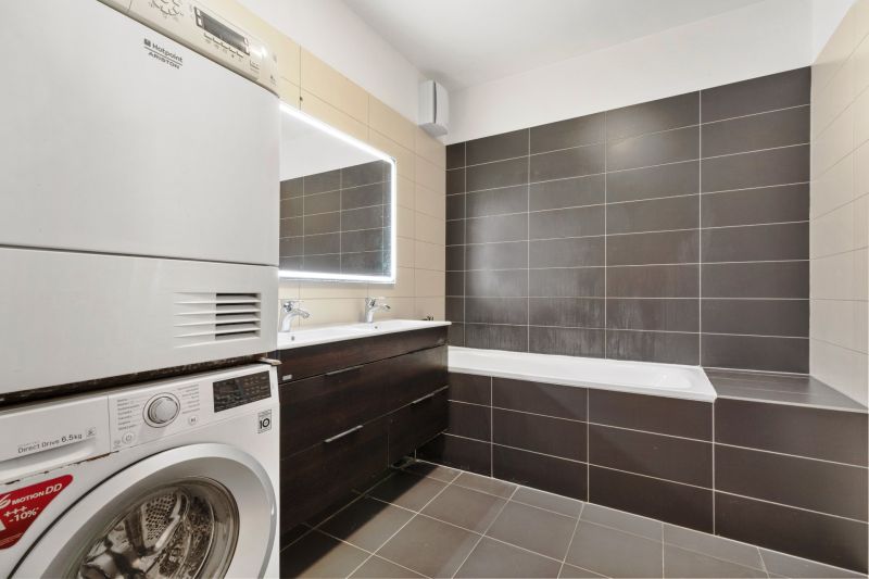 Modernes Badezimmer mit Geräten in einer 3-Zimmer-Wohnung in der Vukovarská-Straße.
