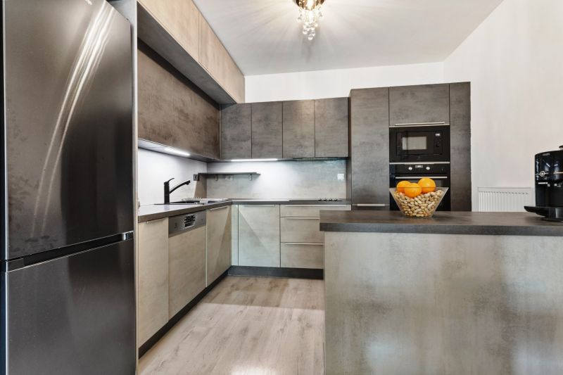 Moderne Küche mit Kühlschrank, Geschirrspüler und Bartheke in einer 3-Zimmer-Wohnung in der Vukovarská-Straße.