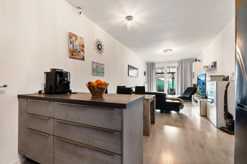 Wohnzimmer mit Sofa, Balkon und Küchenzeile in einer 3-Zimmer-Wohnung in der Vukovarská-Straße.