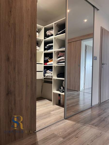 Einbauschrank mit Schiebetüren und Boden mit Holzdekor in einem Einfamilienhaus.