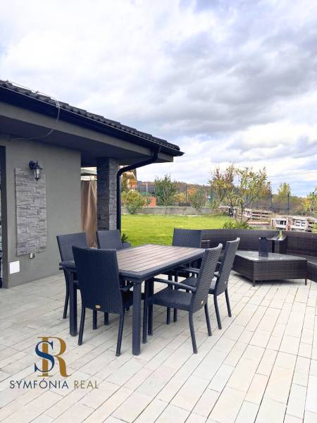 Die Terrasse des Einfamilienhauses in der Lipova-Straße in Dubova mit Gartenmöbeln und Ausblick.