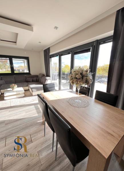 Wohnzimmer eines Einfamilienhauses mit Holzboden und komfortabler Sitzgelegenheit.