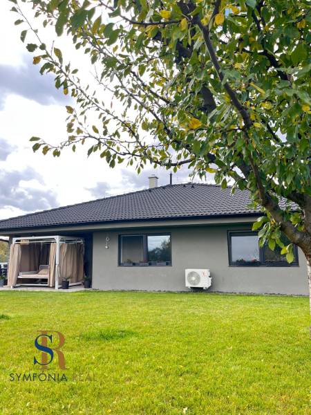 Einfamilienhaus in der Lipová-Straße in Dubová, Baum und grüner Rasen im Vordergrund.