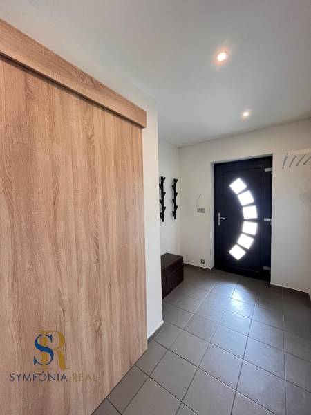 Eingangsflur in einem Einfamilienhaus mit Fliesen und modernen Türen.