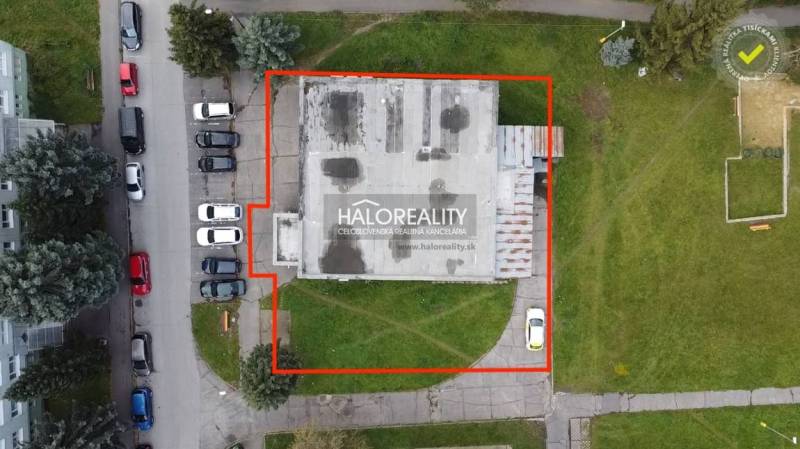 Luftaufnahme von Gewerbeflächen in Rimavská Sobota mit Parkplätzen.