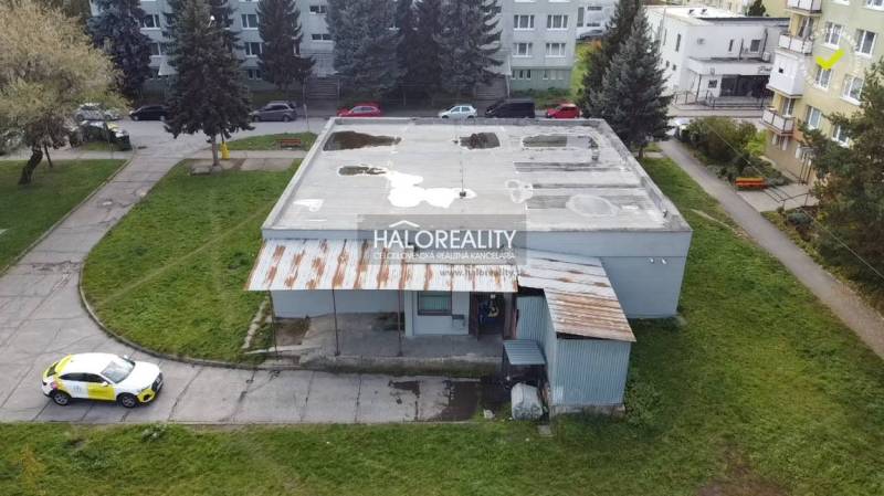 Ein Blick auf die Geschäftsräume in Rimavská Sobota mit angrenzendem Park und Betondach.