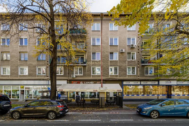 Gebäude mit Restaurant und Terrasse in der Košická-Straße in Bratislava - Ružinov.