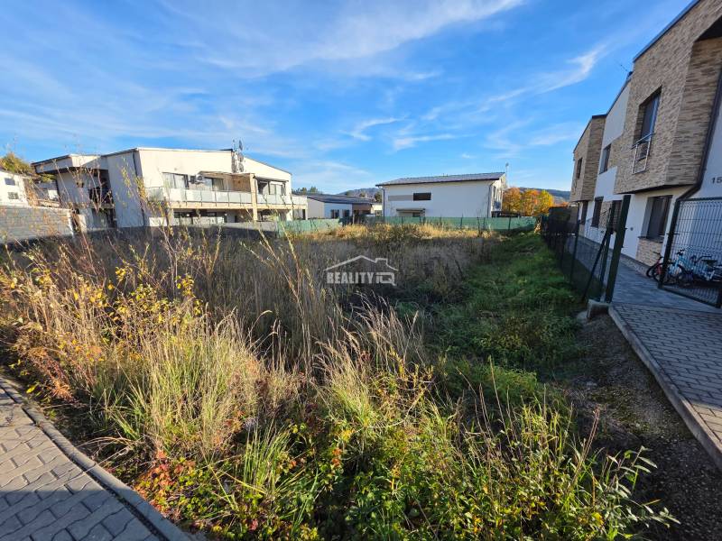 Grundstücke zum Wohnen in Bytča mit Gebäuden und befestigter Fläche.