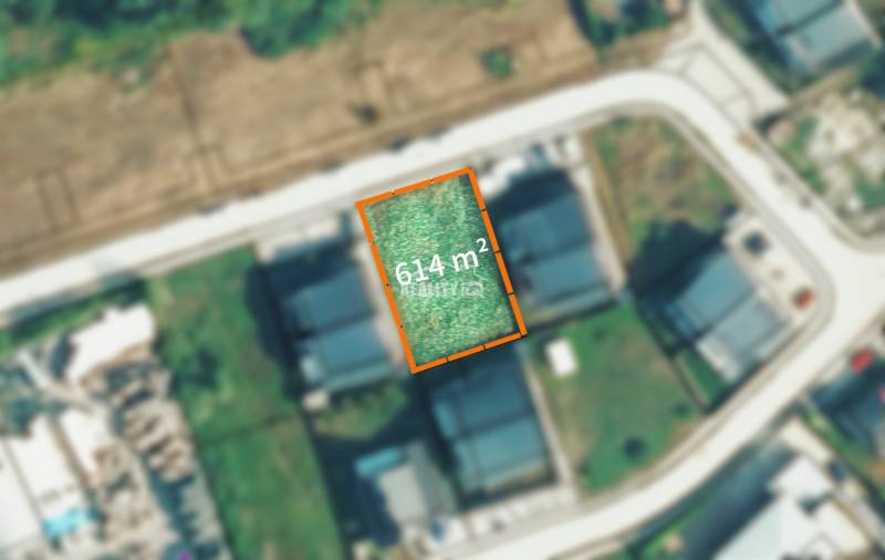 Luftaufnahme eines 614 m² großen Grundstücks in Bytča, das für Wohnzwecke bestimmt ist.