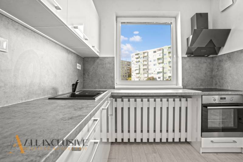 Küche in einer 2-Zimmer-Wohnung mit Aussicht und Holzboden.