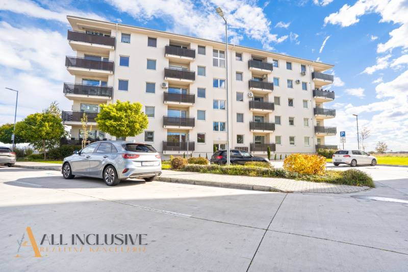 Wohnhaus auf dem Panónsky háj in Dunajská Streda mit Parkplatz und Grünflächen.