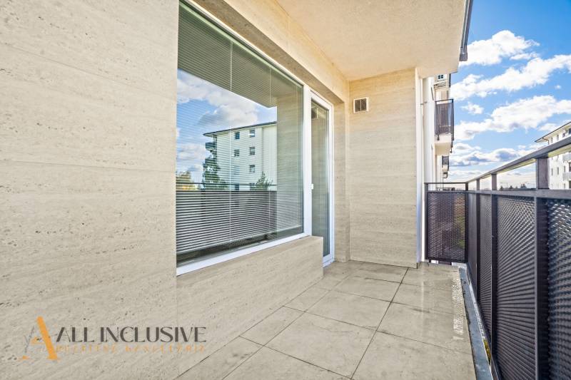 Balkon einer 2-Zimmer-Wohnung im Panónsky háj in Dunajská Streda mit Blick auf die umliegende Architektur.