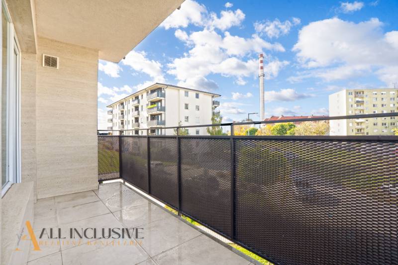 Balkon einer 2-Zimmer-Wohnung im Panónsky háj in Dunajská Streda mit Blick auf Wohngebäude.