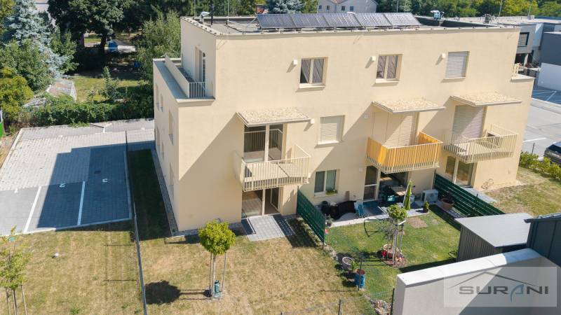 Gelbes Wohnhaus in der Železničná-Straße in Bratislava-Vrakuňa mit Garten und Parkplätzen.