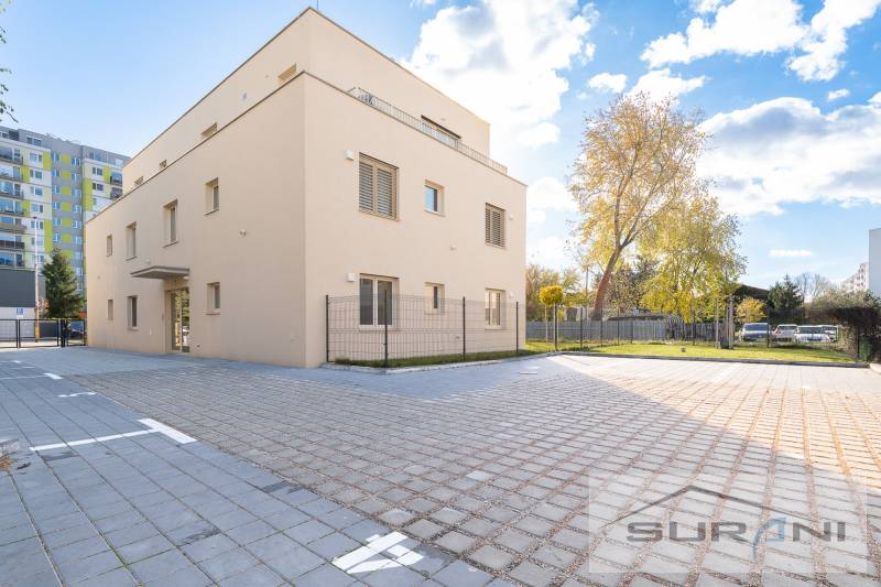 Das Gebäude in der Železničná-Straße in Bratislava - Vrakuňa mit dem angrenzenden Parkplatz.