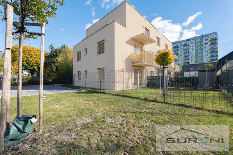 Die Außenansicht des Wohnhauses in der Železničná-Straße in Vrakuňa mit dem angrenzenden Garten.