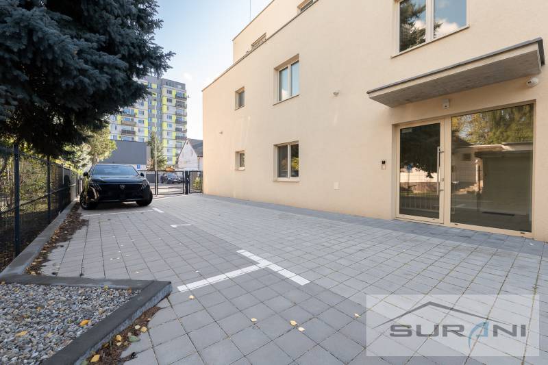 Parkplatz vor dem Wohnhaus in der Železničná-Straße, Bratislava - Vrakuňa, 2-Zimmer-Wohnung.