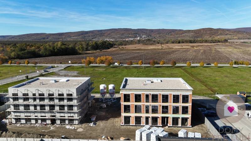 Bauprojekt in der Dúhová-Straße in Slovenský Grob, umgeben von Natur und offener Landschaft.
