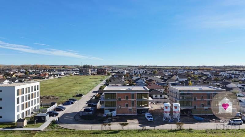 Neubauten in der Dúhová-Straße in Slovenský Grob bieten komfortable 3-Zimmer-Wohnungen an.