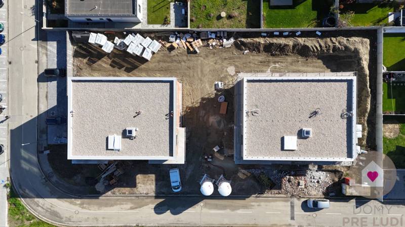 Luftaufnahme von der Konstruktion zweier Gebäude in der Dúhová-Straße in Slovenský Grob.