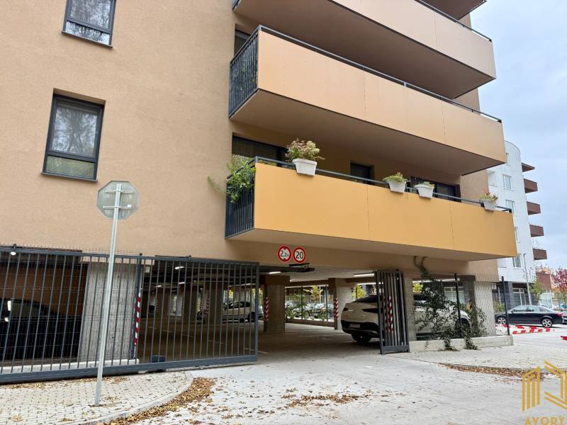 Wohnhaus mit Parkplätzen in der Sadová-Straße in Senica.