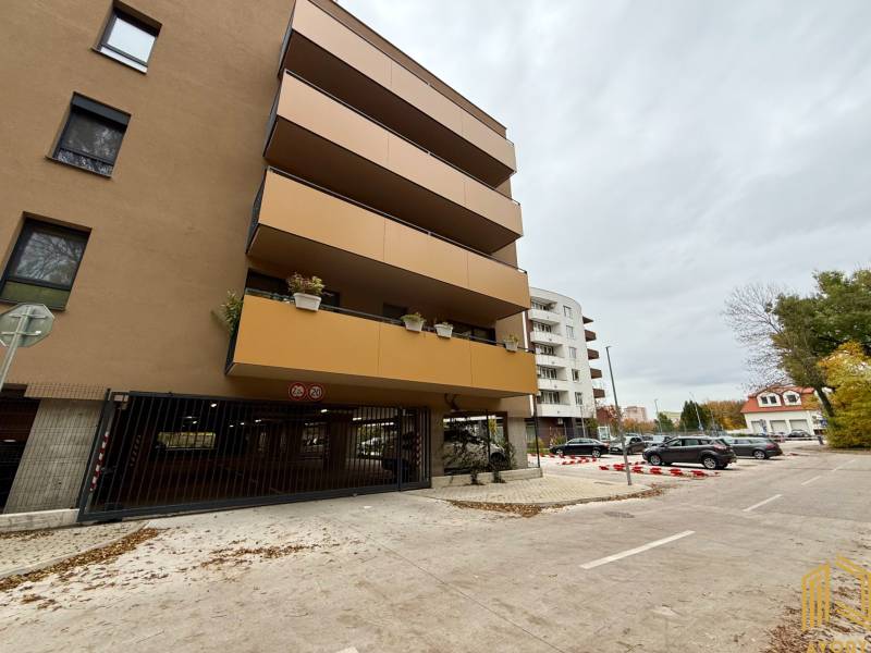 Wohnhaus in der Sadová-Straße in Senica mit Parkgaragen.