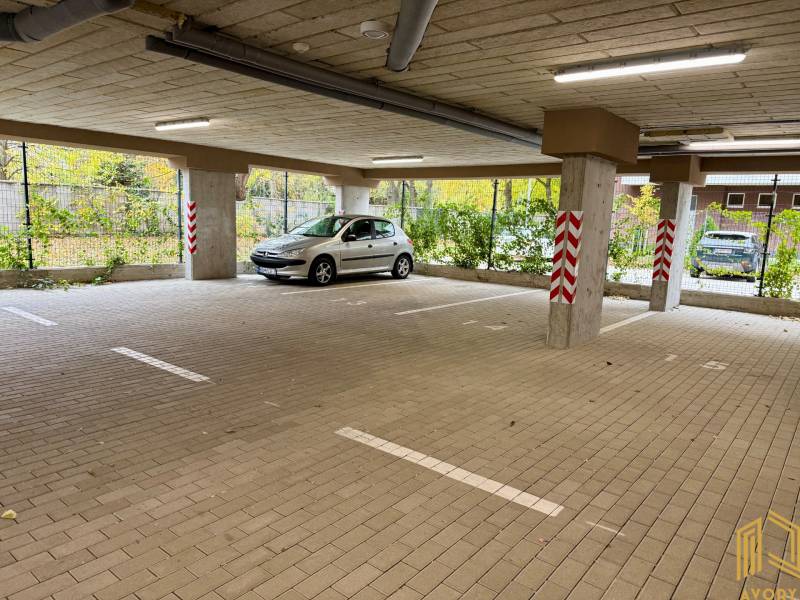 Geräumiges Parken in den Garagen in der Sadová-Straße in Senica mit Auto und Säulen.