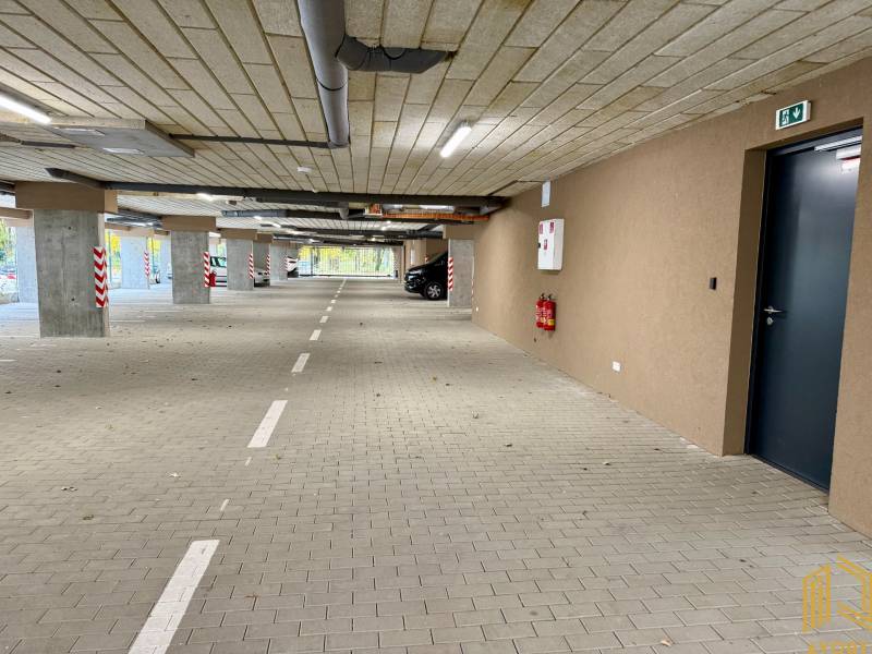 Parkplatz mit Parkflächen und Markierungen, Boden aus Pflastersteinen, in der Garage.