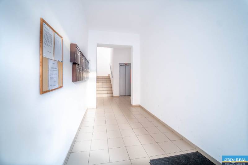 Eingang eines Wohnhauses mit Briefkästen und Aufzug, geeignet für eine 2-Zimmer-Wohnung.